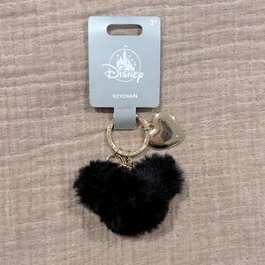 Disney Mickey Black and Gold Heart Keychain - NWT!! 
Park Exclusive!
